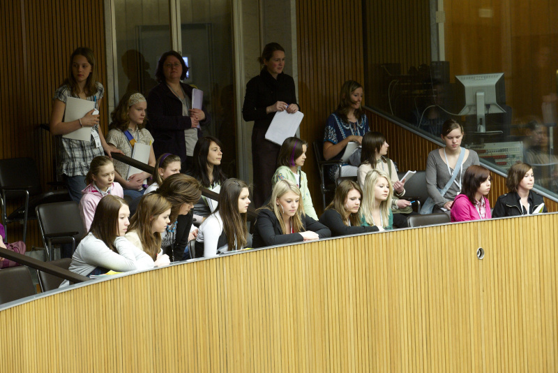 Teilnehmerinnen wohnen der 62.Nationalratssitzung bei.