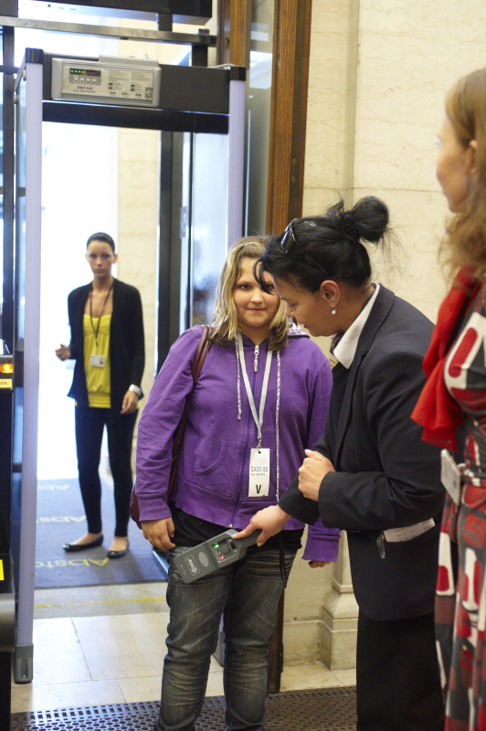 Teilnehmerin wird gescannt - Thema Sicherheit und Schleusenanlage