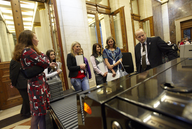 Teilnehmerinnen bei der Führung - Thema Sicherheit und Schleusenanlage