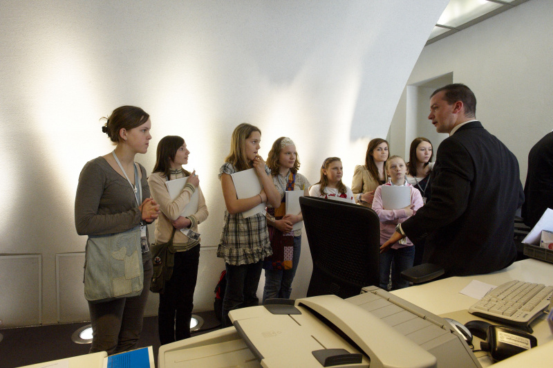 Teilnehmerinnen beim Portier.