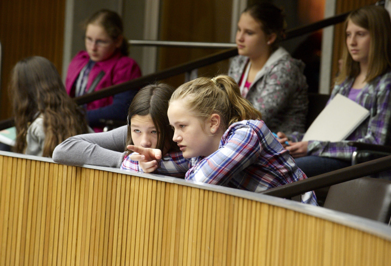 Teilnehmerinnen wohnen der 62.Nationalratssitzung bei.