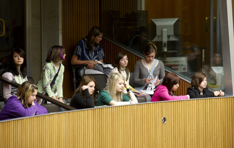 Teilnehmerinnen wohnen der 62.Nationalratssitzung bei.