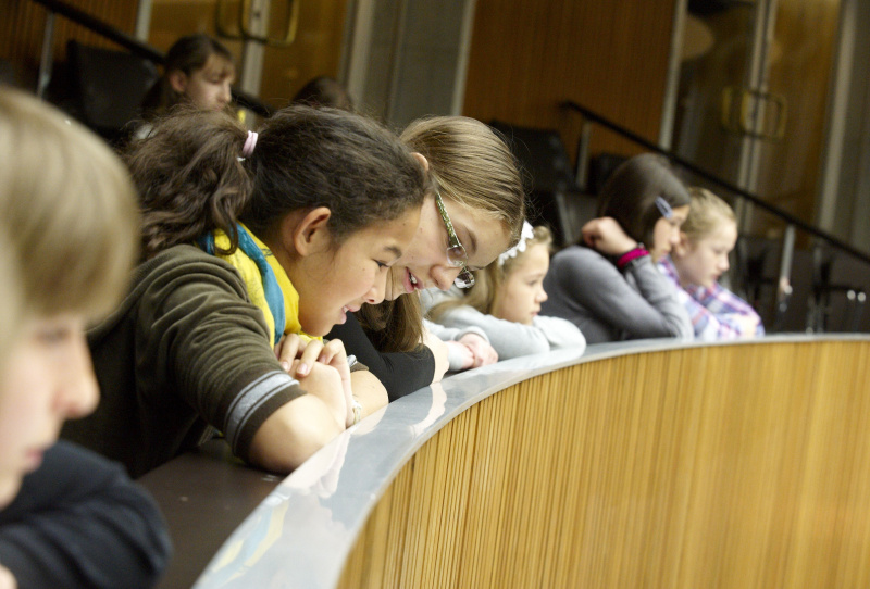 Teilnehmerinnen wohnen der 62.Nationalratssitzung bei.