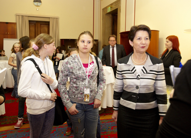 Nationalratspräsidentin Mag.a Barbara Prammer begrüßt die Jugendlichen