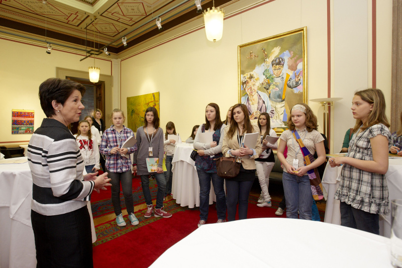 Nationalratspräsidentin Mag.a Barbara Prammer begrüßt die Jugendlichen