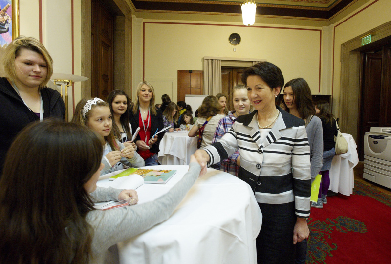 Nationalratspräsidentin Mag.a Barbara Prammer begrüßt die Jugendlichen