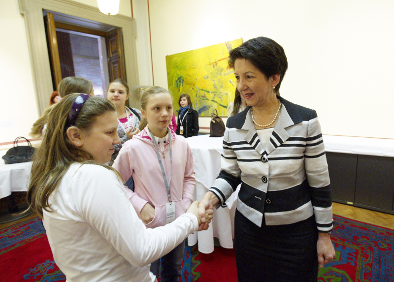 Nationalratspräsidentin Mag.a Barbara Prammer begrüßt die Jugendlichen