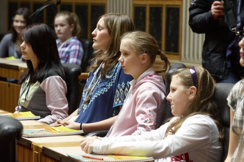 Teilnehmerinnen diskutieren mit der Präsidentin des Nationalrates sowie Vertreterinnen all Fraktionen zum Thema: Beruf der Abgeordneten des Nationalrates und der Bundesrätinnen.