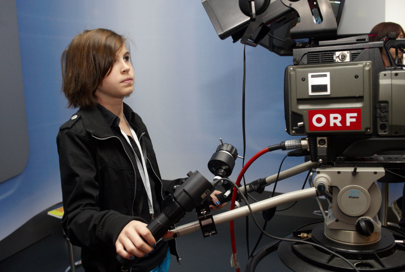 Teilnehmerinnen besuchen das Stadtstudio Wien des ORF