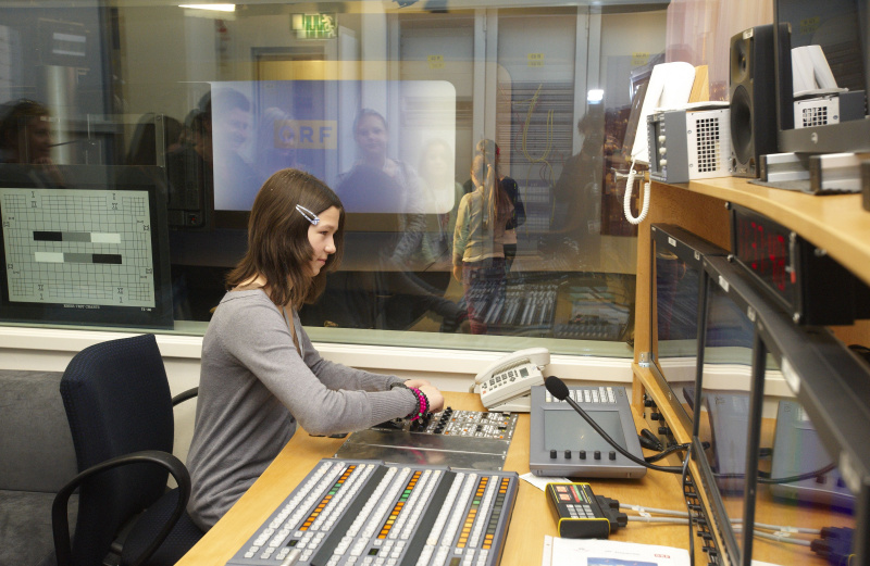 Teilnehmerinnen besuchen das Stadtstudio Wien des ORF