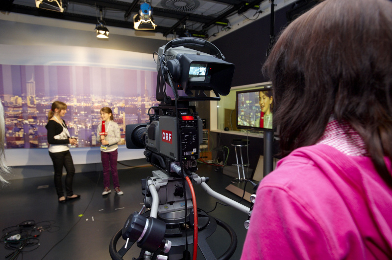 Teilnehmerinnen besuchen das Stadtstudio Wien des ORF