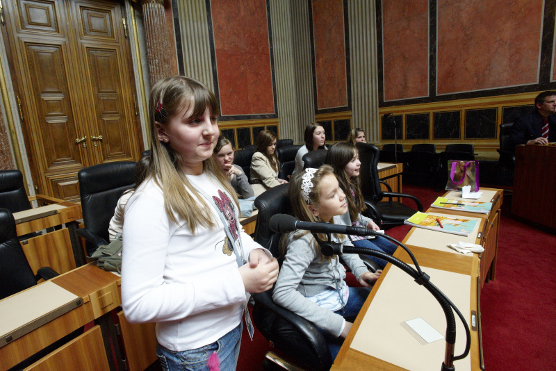Teilnehmerinnen diskutieren mit der Präsidentin des Nationalrates sowie Vertreterinnen all Fraktionen zum Thema: Beruf der Abgeordneten des Nationalrates und der Bundesrätinnen.