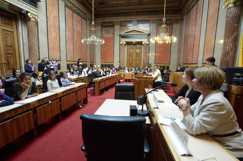 Teilnehmerinnen diskutieren mit der Präsidentin des Nationalrates sowie Vertreterinnen all Fraktionen zum Thema: Beruf der Abgeordneten des Nationalrates und der Bundesrätinnen.