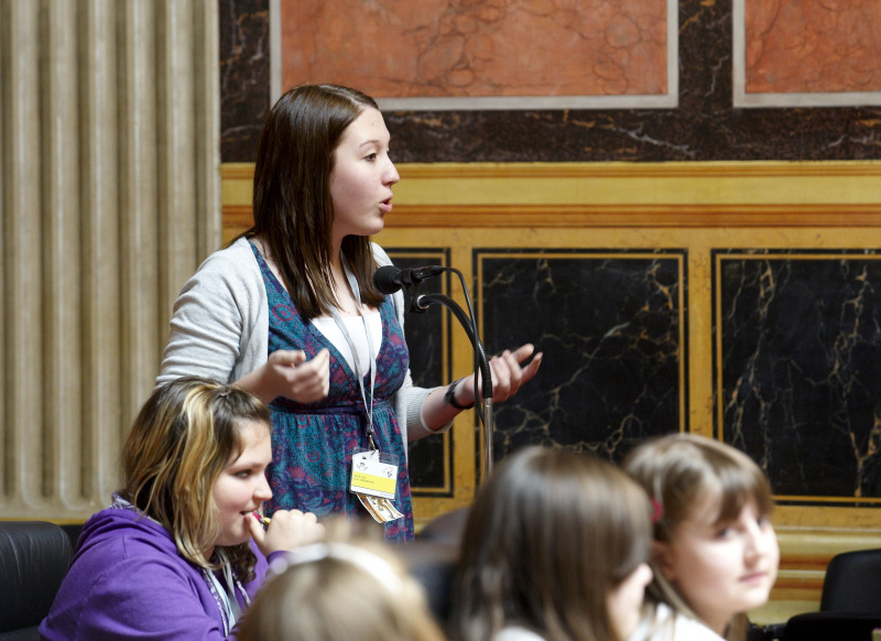 Teilnehmerinnen diskutieren mit der Präsidentin des Nationalrates sowie Vertreterinnen all Fraktionen zum Thema: Beruf der Abgeordneten des Nationalrates und der Bundesrätinnen. 