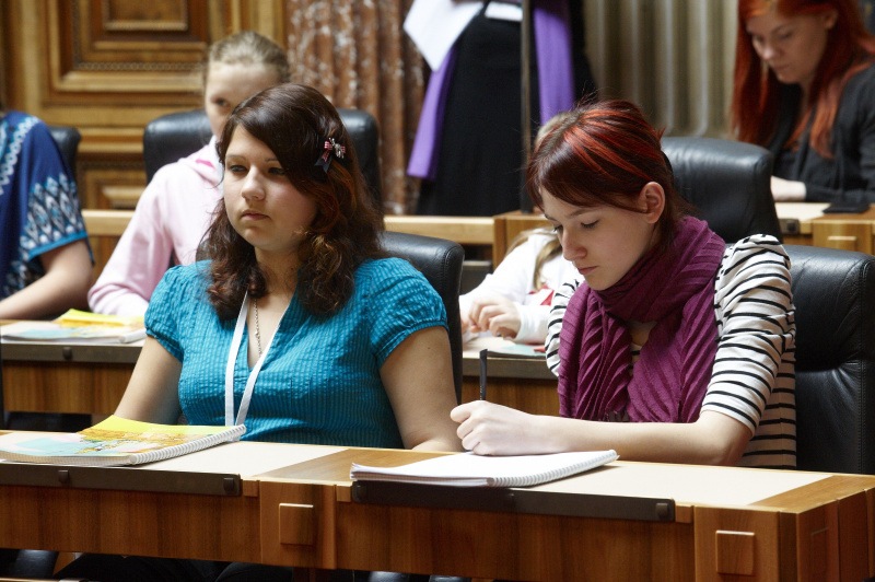 Teilnehmerinnen diskutieren mit der Präsidentin des Nationalrates sowie Vertreterinnen all Fraktionen zum Thema: Beruf der Abgeordneten des Nationalrates und der Bundesrätinnen.