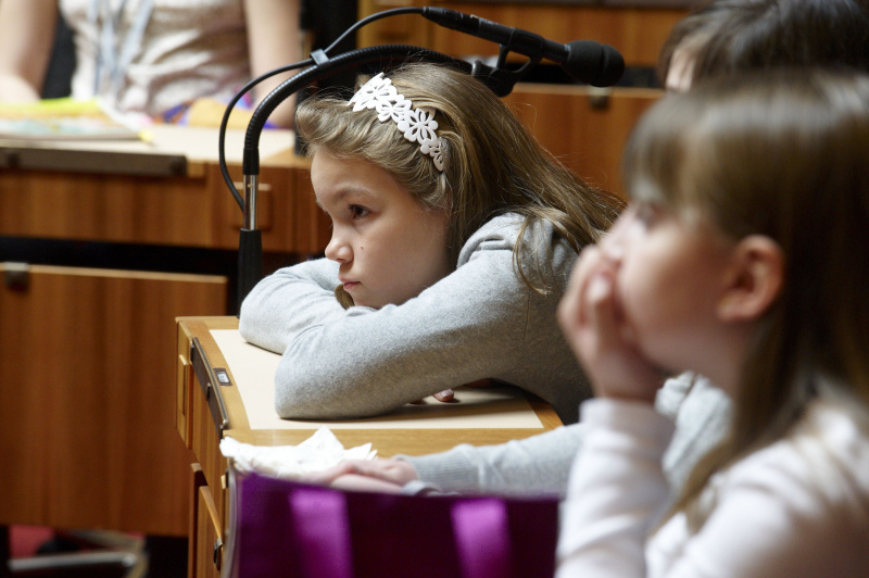 Teilnehmerinnen diskutieren mit der Präsidentin des Nationalrates sowie Vertreterinnen all Fraktionen zum Thema: Beruf der Abgeordneten des Nationalrates und der Bundesrätinnen.