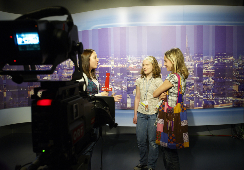 Teilnehmerinnen besuchen das Stadtstudio Wien des ORF