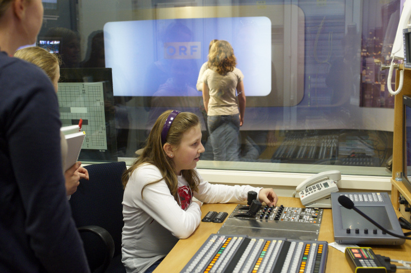 Teilnehmerinnen besuchen das Stadtstudio Wien des ORF