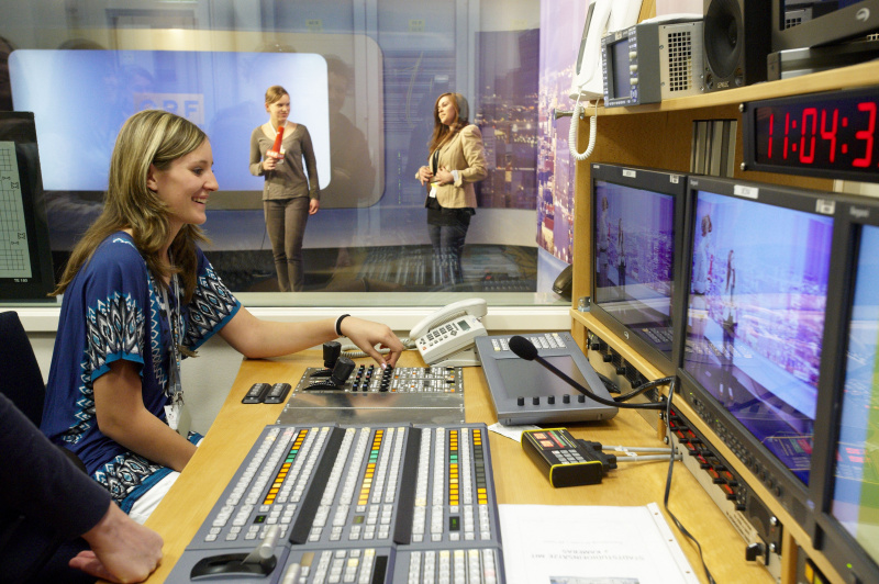 Teilnehmerinnen besuchen das Stadtstudio Wien des ORF