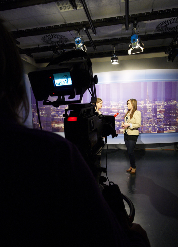 Teilnehmerinnen besuchen das Stadtstudio Wien des ORF