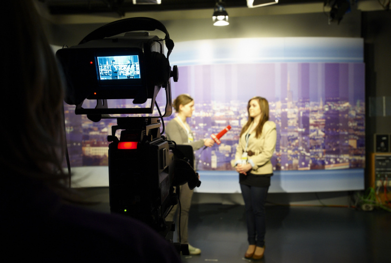 Teilnehmerinnen besuchen das Stadtstudio Wien des ORF