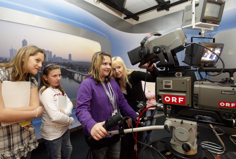 Teilnehmerinnen besuchen das Stadtstudio Wien des ORF