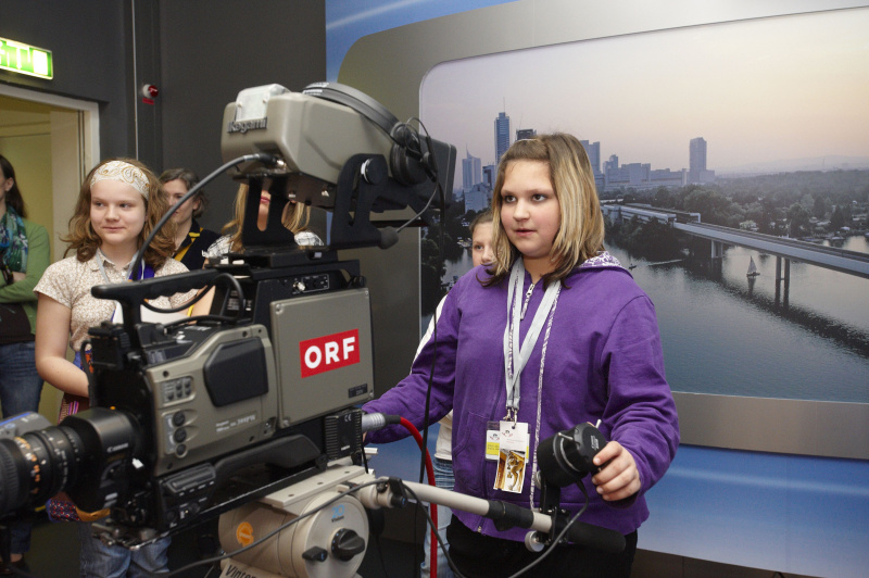 Teilnehmerinnen besuchen das Stadtstudio Wien des ORF