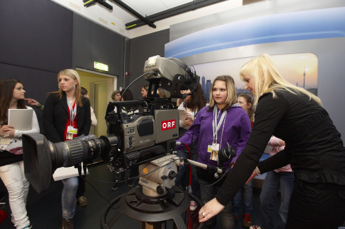Teilnehmerinnen besuchen das Stadtstudio Wien des ORF