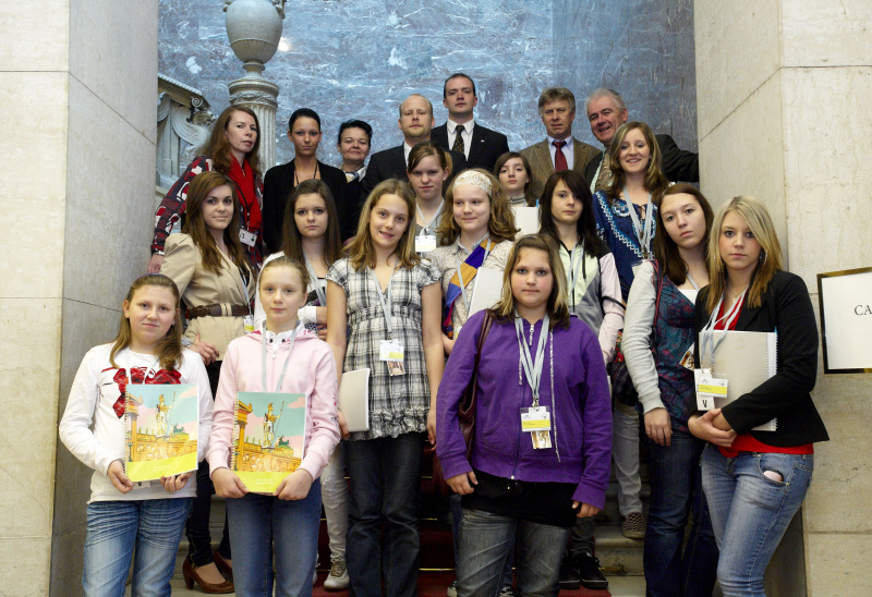 Teilnehmerinnen mit den Bediensteten der Sicherheitsabteilung. In der letzten Reihe Mag. Sylvia Kueffner - Parlamentsdirektion, Jasmin Dangl - Parlamentsdirektion, Olgica Radumilo - Parlamentsdirektion, Gregor Zöchling - Parlamentsdirektion, Andreas Rödl - Parlamentsdirektion, Walter Gerstacker - Parlamentsdirektion und Anton Ullrich - Parlamentsdirektion.