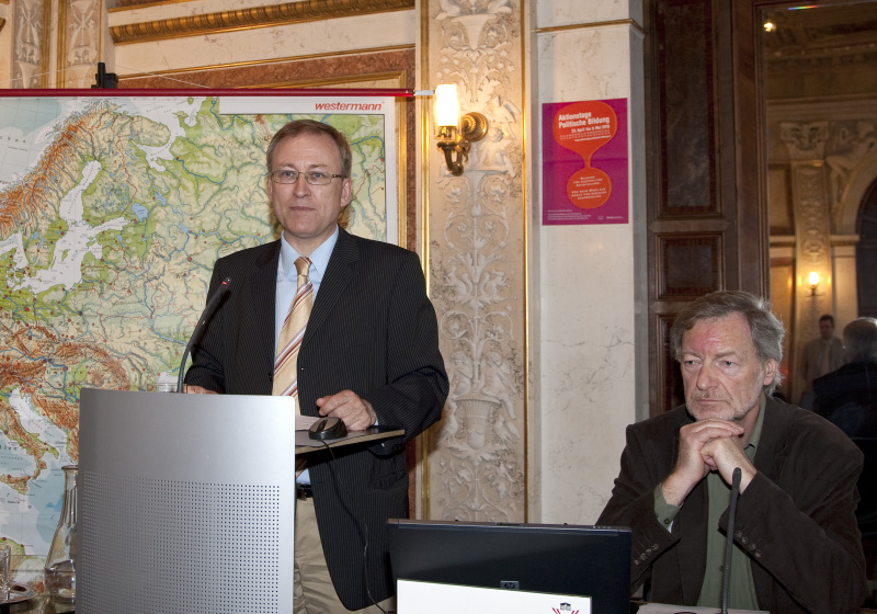 v.li. Univ.-Prof. Dr. Wolfgang Sander - Department für Didaktik der politischen Bildung - Universitaet Wien am Rednerpult und Dr. Karlheinz Duerr - Landeszentrale für politische Bildung Baden-Wuerttemberg