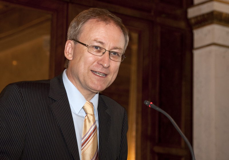Univ.-Prof. Dr. Wolfgang Sander - Department für Didaktik der politischen Bildung - Universitaet Wien am Rednerpult