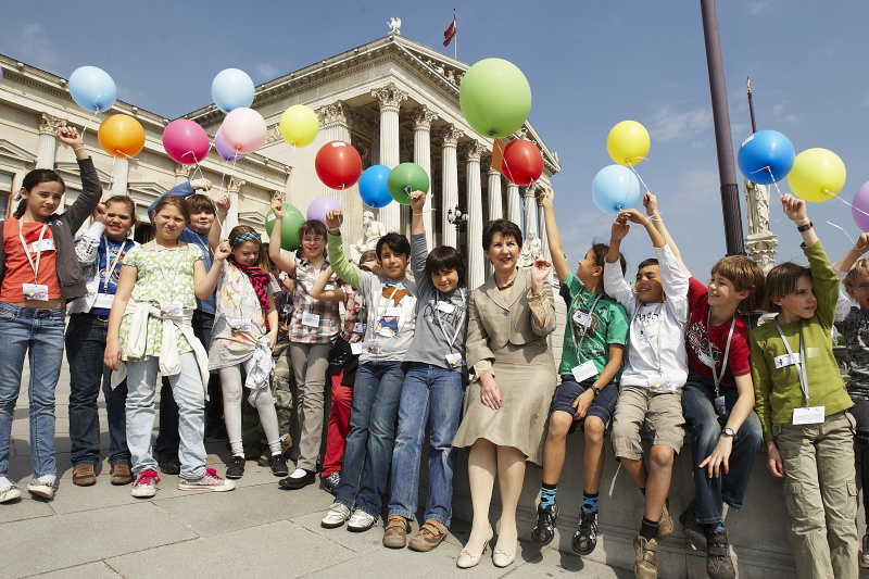 Nationalratspräsidentin Mag.a Barbara Prammer mit den SchülerInnen der Demokratiewerkstatt, die das "Compasito Handbuch zur Menschenrechtbildung für Kinder" präsentieren.