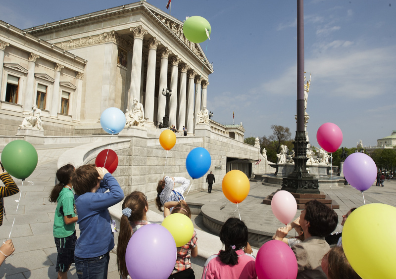 Nationalratspräsidentin Mag.a Barbara Prammer mit den SchülerInnen der Demokratiewerkstatt, die das "Compasito Handbuch zur Menschenrechtbildung für Kinder" präsentieren.
