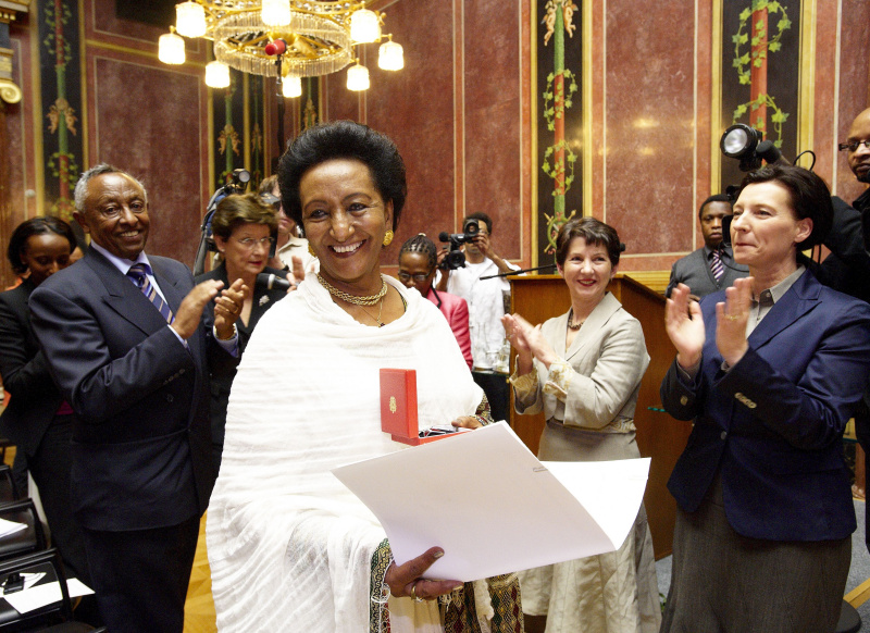 Berhane Ras-Work mit dem  großen Ehrenzeichens für die Verdienste um die Republik Österreich.