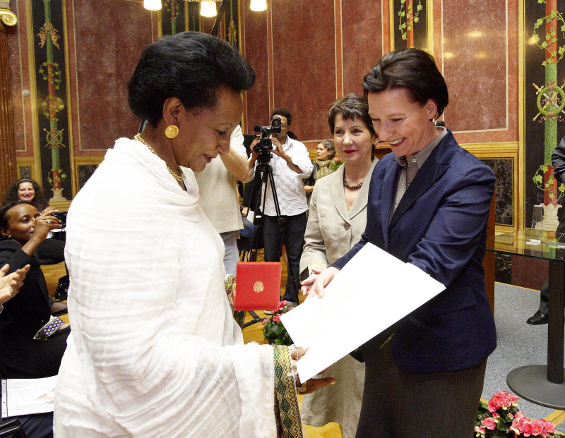 v.li.  Berhane Ras-Work , Nationalratspräsidentin Mag.a Barbara Prammer und Gabriele Heinisch-Hosek - Bundesministerin fuer Frauen und Öffentlichen Dienst bei der Übergabe des großen Ehrenzeichens für Verdienste um die Republik Österreich