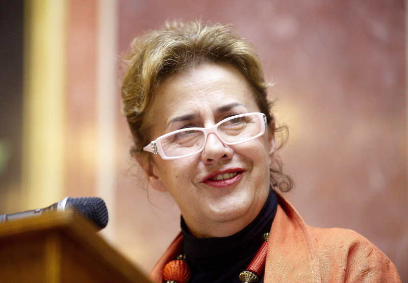 Christa Poelzlbauer - Österreichischer Frauenring am Rednerpult