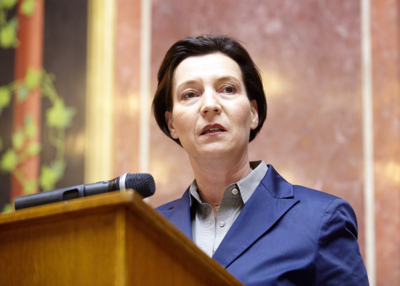Gabriele Heinisch-Hosek - Bundesministerin fuer Frauen und Öffentlichen Dienst am Rednerpult