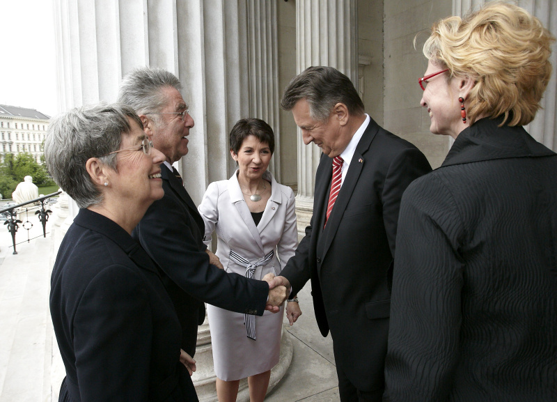 Bundespraesident Heinz Fischer und Ehefrau Margit werden von Nationalsratspraesidentin Mag.a Barbara Prammer und KR Peter Mitterer, Praesident des Bundesrates begruesst