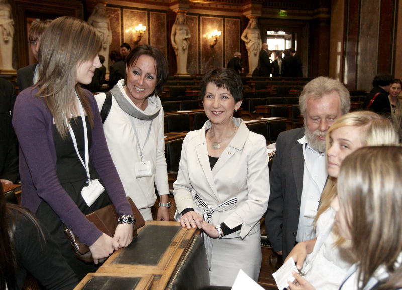 Nationalratspräsidentin Mag.a Barbara Prammer (Bildmitte) mit SchülerInnen und Franz Aigenbauer (3.v.re).