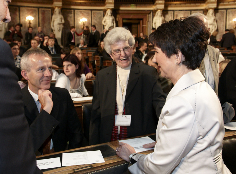 Nationalratspräsidentin Mag.a Barbara Prammer (re) mit Zeitzeugin Anna Hackl (2.v.re)