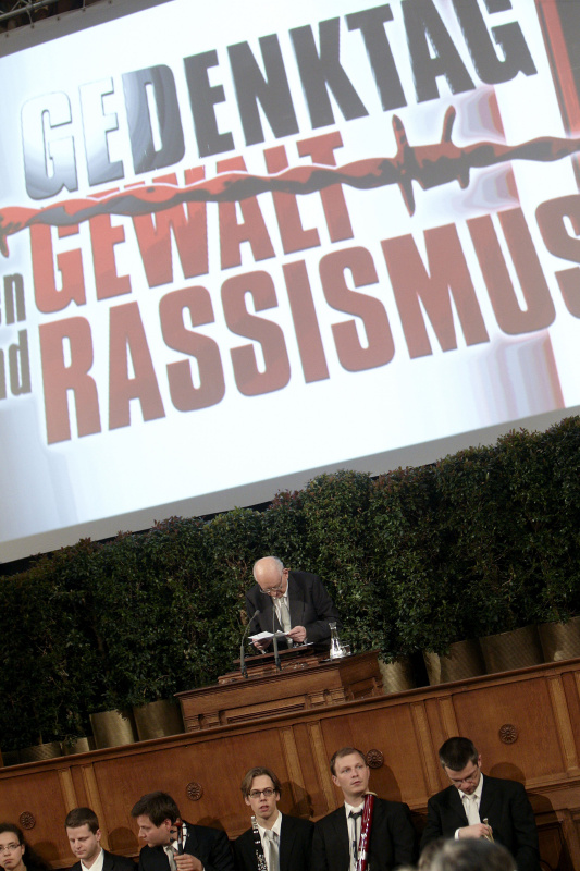 Dr. Wladiyslaw Bartoszewski - Staatssekretär der Republik Polen am Rednerpult