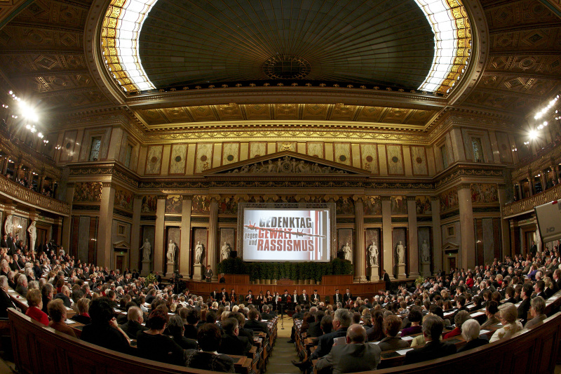 Filmvorführung und Blick in Richtung VeranstaltungsteilnehmerInnen