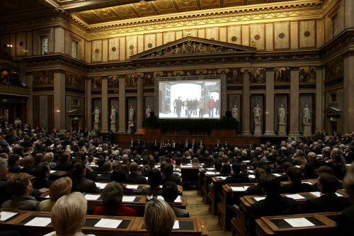 Filmvorführung und Blick in Richtung VeranstaltungsteilnehmerInnen