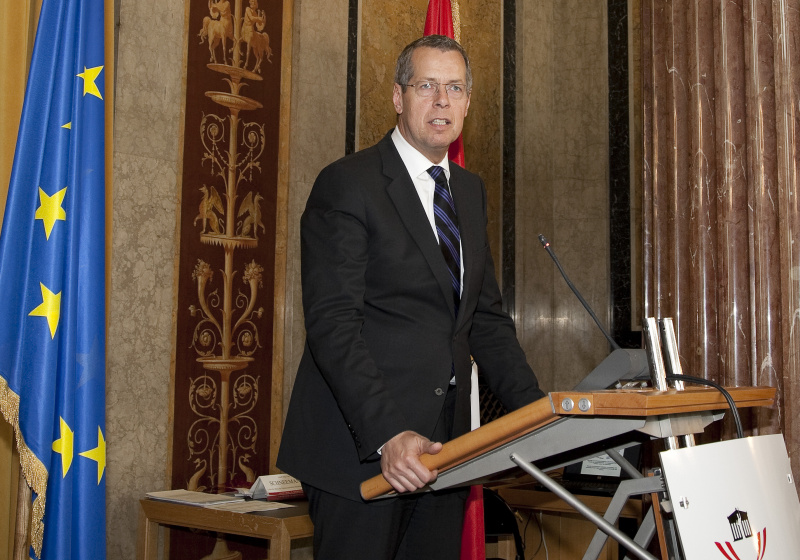 Reinhold Robbe - Wehrbeauftragter des Deutschen Bundestages am Rednerpult