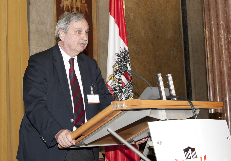 Amb. Dr. Theodor H. Winkler - Direktor DCAF am Rednerpult