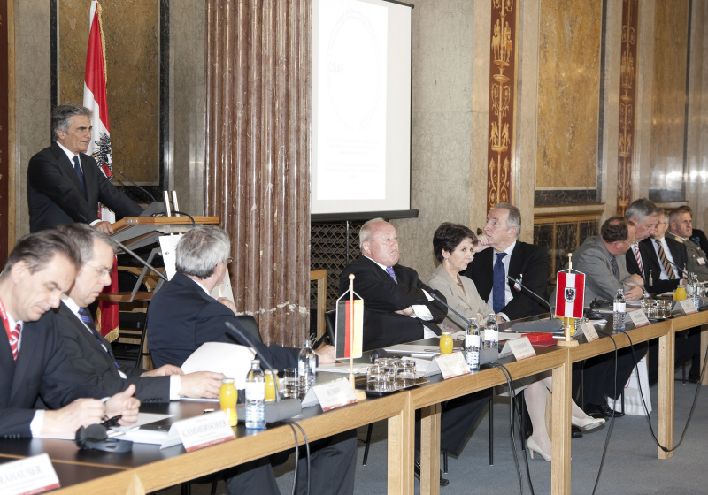 Werner Faymann - Bundeskanzler am Rednerpult