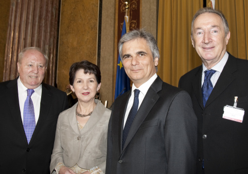 v.li. Präsident Anton Gaal - Amtsführender Vorsitzender der PBHK, Mag.a Barbara Prammer - Nationalratspräsidentin, Werner Faymann - Bundeskanzler und Paul Kiss - Vorsitzender Abg. z. NR a.D.