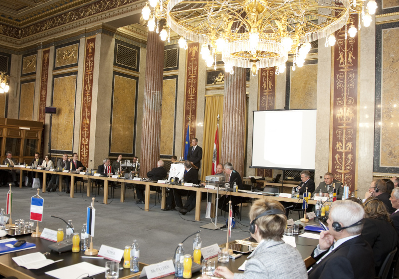 Reinhold Robbe - Wehrbeauftragter des Deutschen Bundestages am Rednerpult