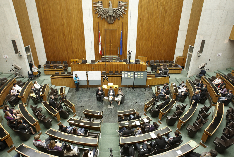Jugendliche präsentieren ihre themenbezogene Projekte und stellen Fragen.