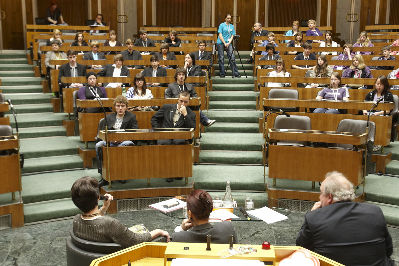 Jugendliche präsentieren ihre themenbezogene Projekte und stellen Fragen.